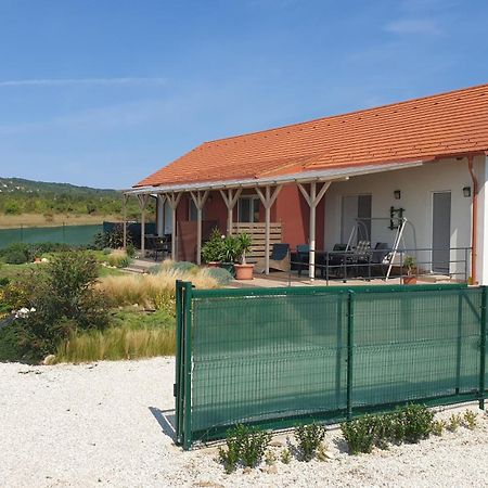 Buzavirag Apartmanhaz Balatonakali Buitenkant foto