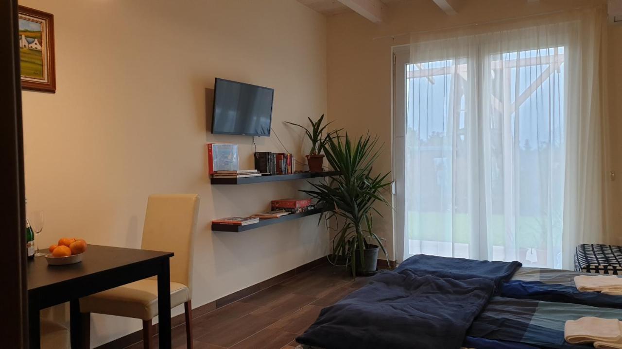 Buzavirag Apartmanhaz Balatonakali Buitenkant foto