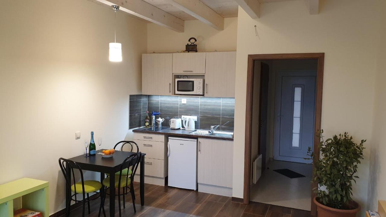 Buzavirag Apartmanhaz Balatonakali Buitenkant foto