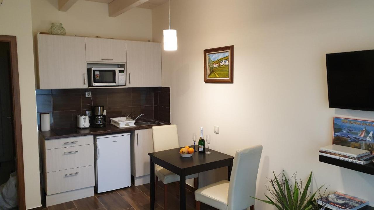 Buzavirag Apartmanhaz Balatonakali Buitenkant foto