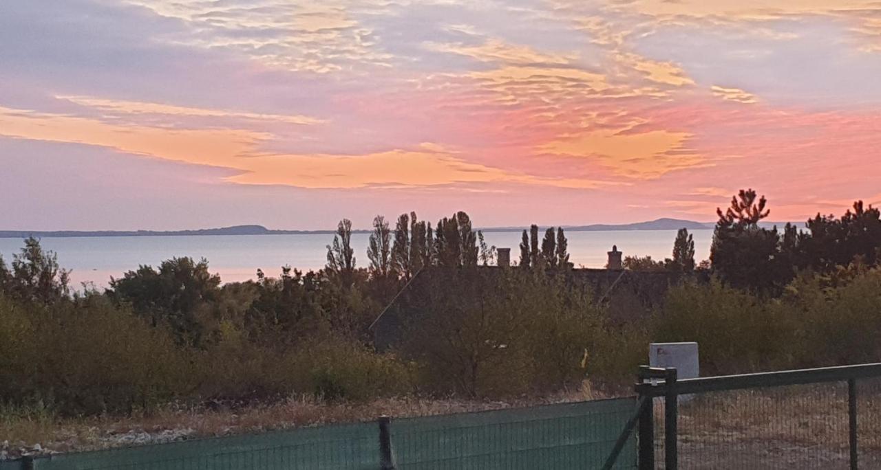 Buzavirag Apartmanhaz Balatonakali Buitenkant foto
