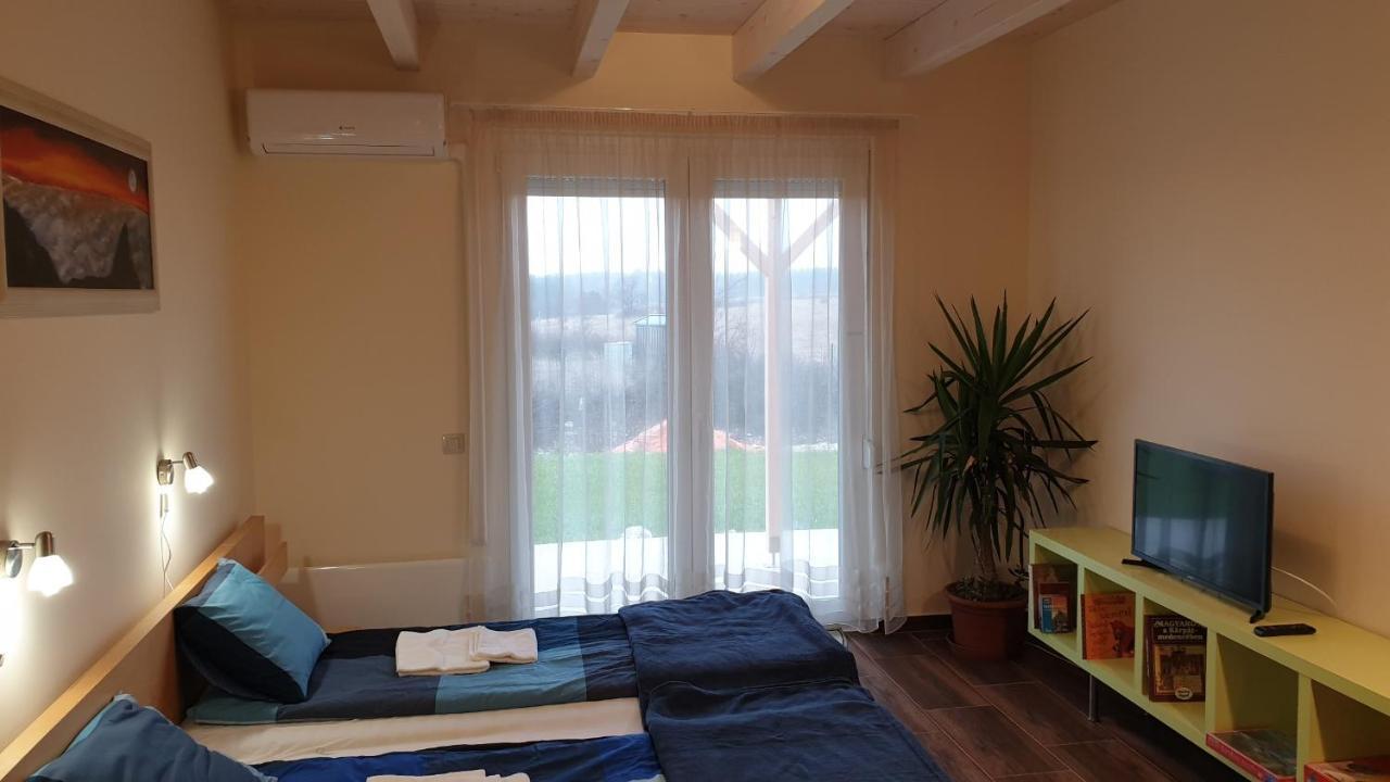 Buzavirag Apartmanhaz Balatonakali Buitenkant foto