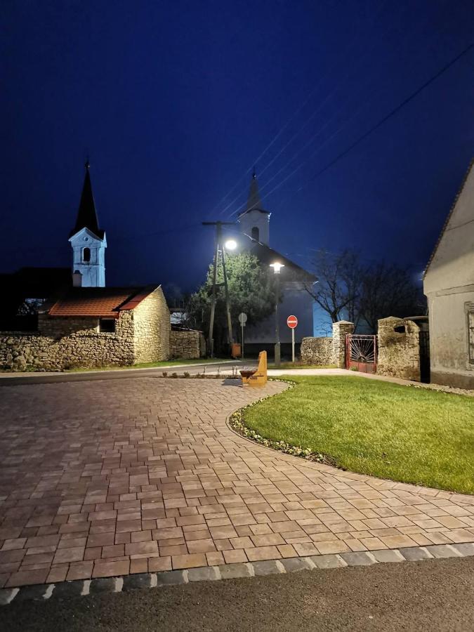 Buzavirag Apartmanhaz Balatonakali Buitenkant foto