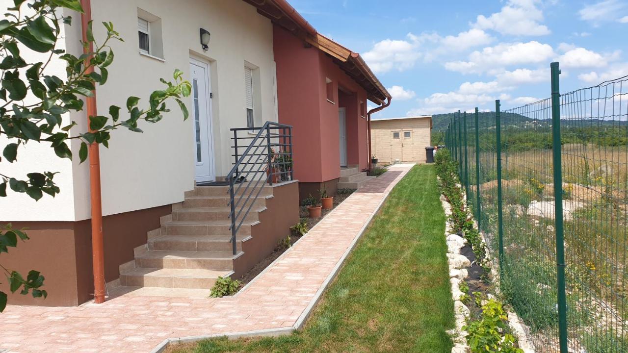 Buzavirag Apartmanhaz Balatonakali Buitenkant foto