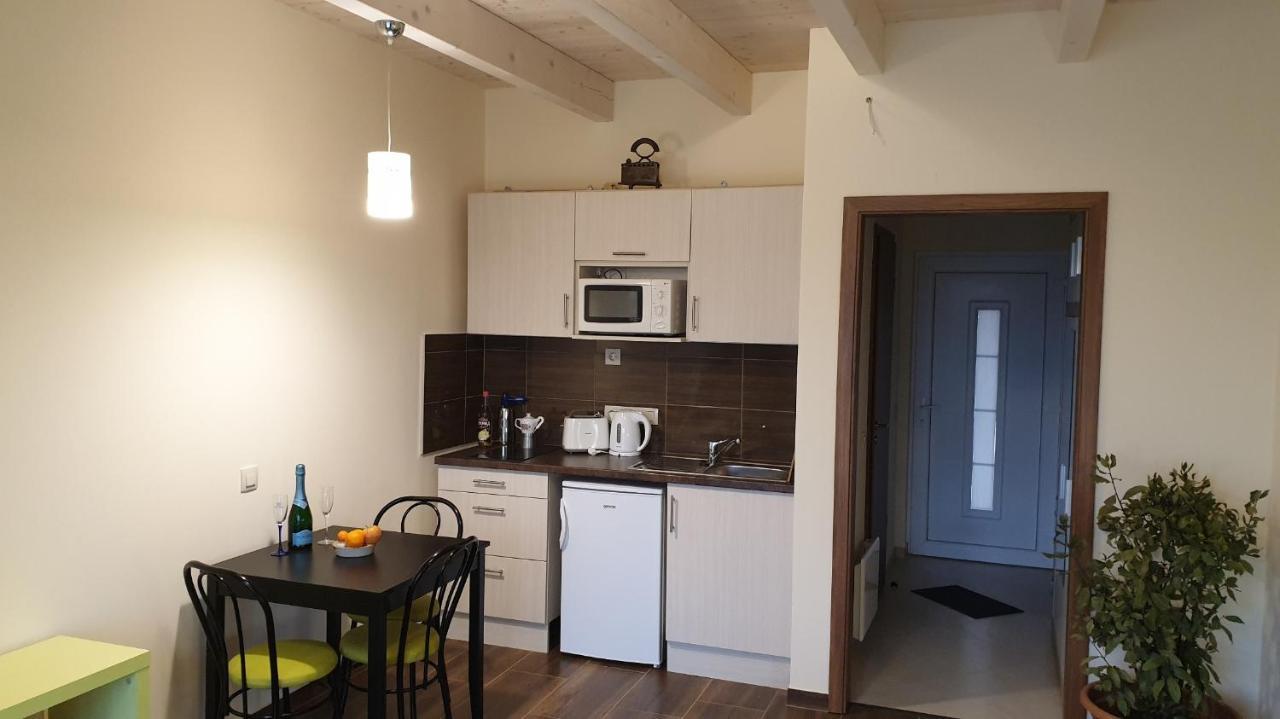 Buzavirag Apartmanhaz Balatonakali Buitenkant foto