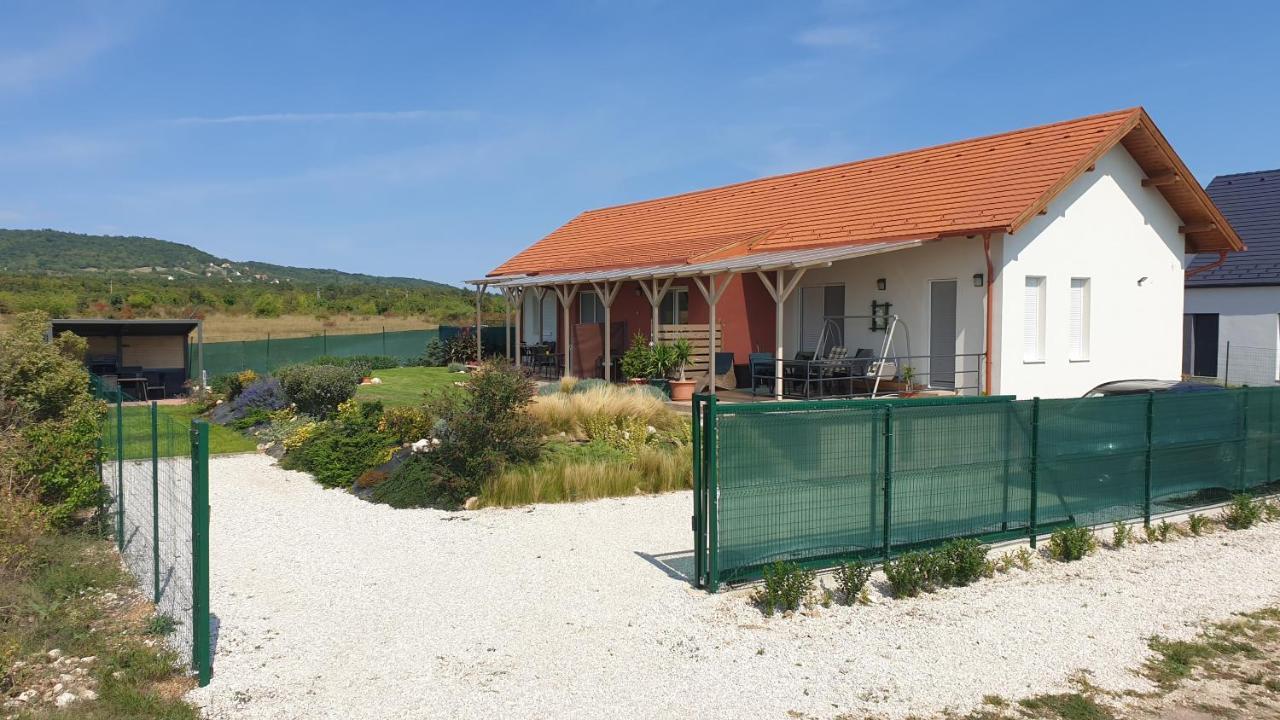 Buzavirag Apartmanhaz Balatonakali Buitenkant foto